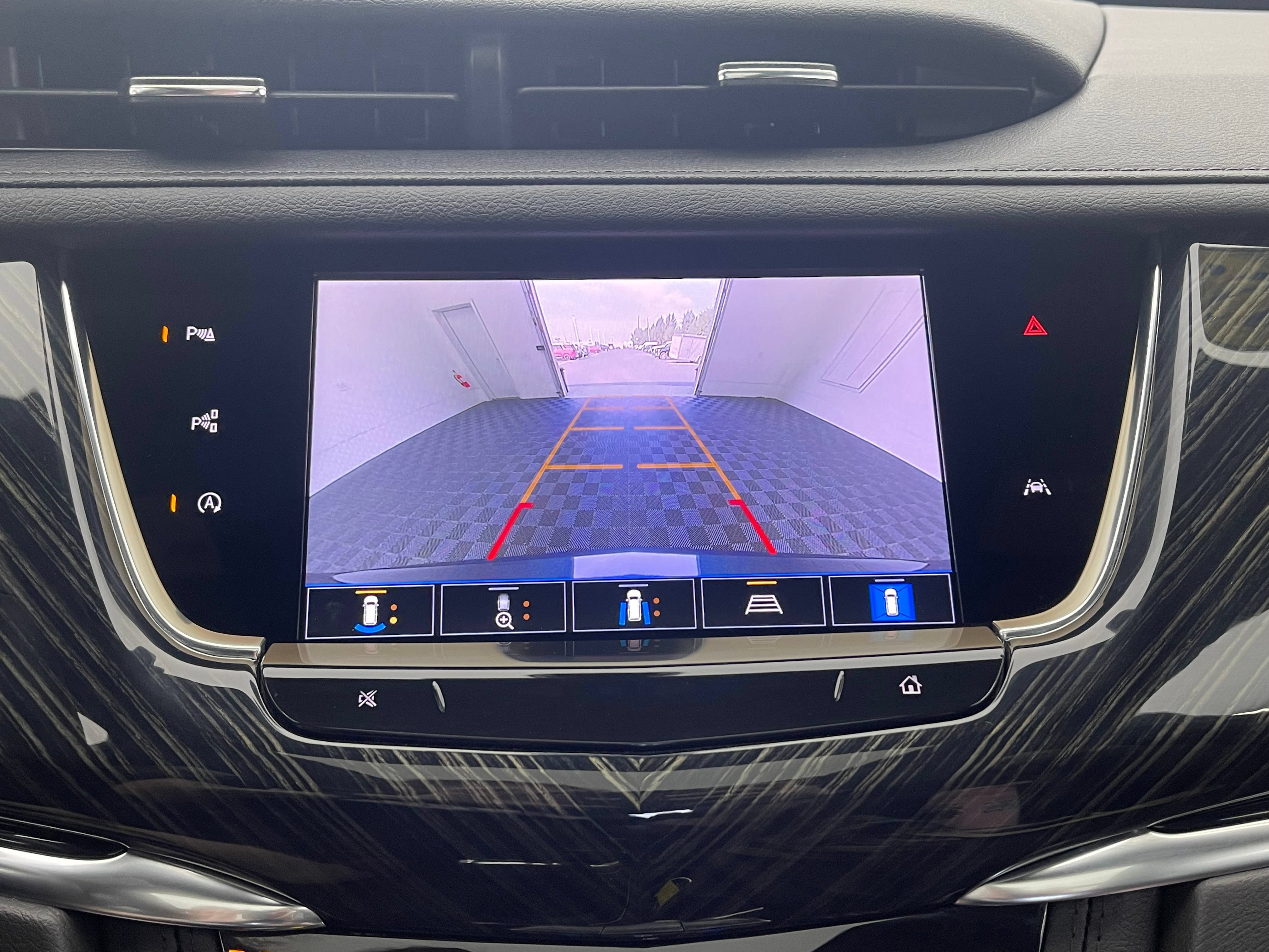 Used 2023 Cadillac XT6 Premium Luxury w/ Technology Package AWD/4WD image 4