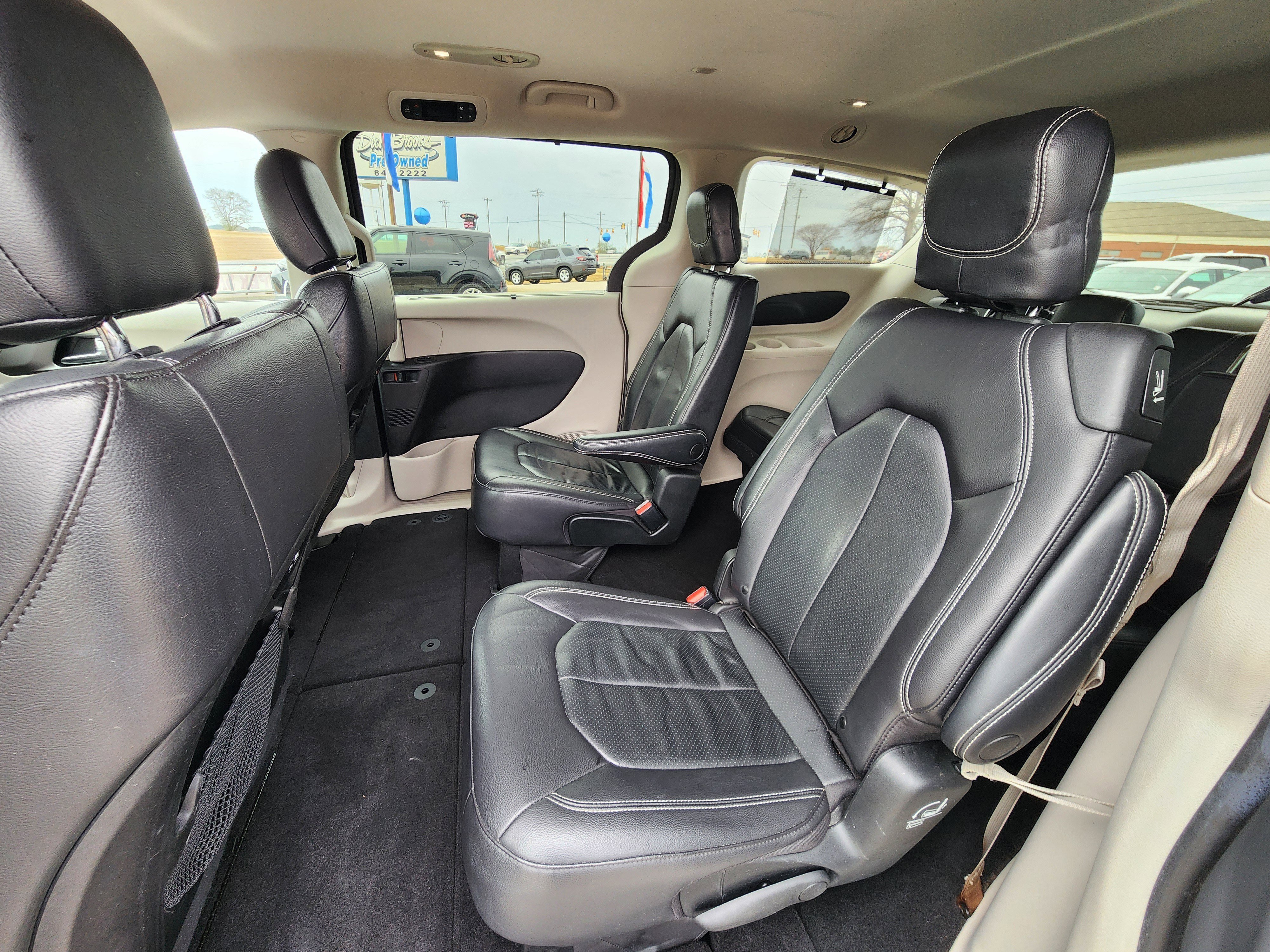 Used 2022 Chrysler Pacifica Touring-L image 16