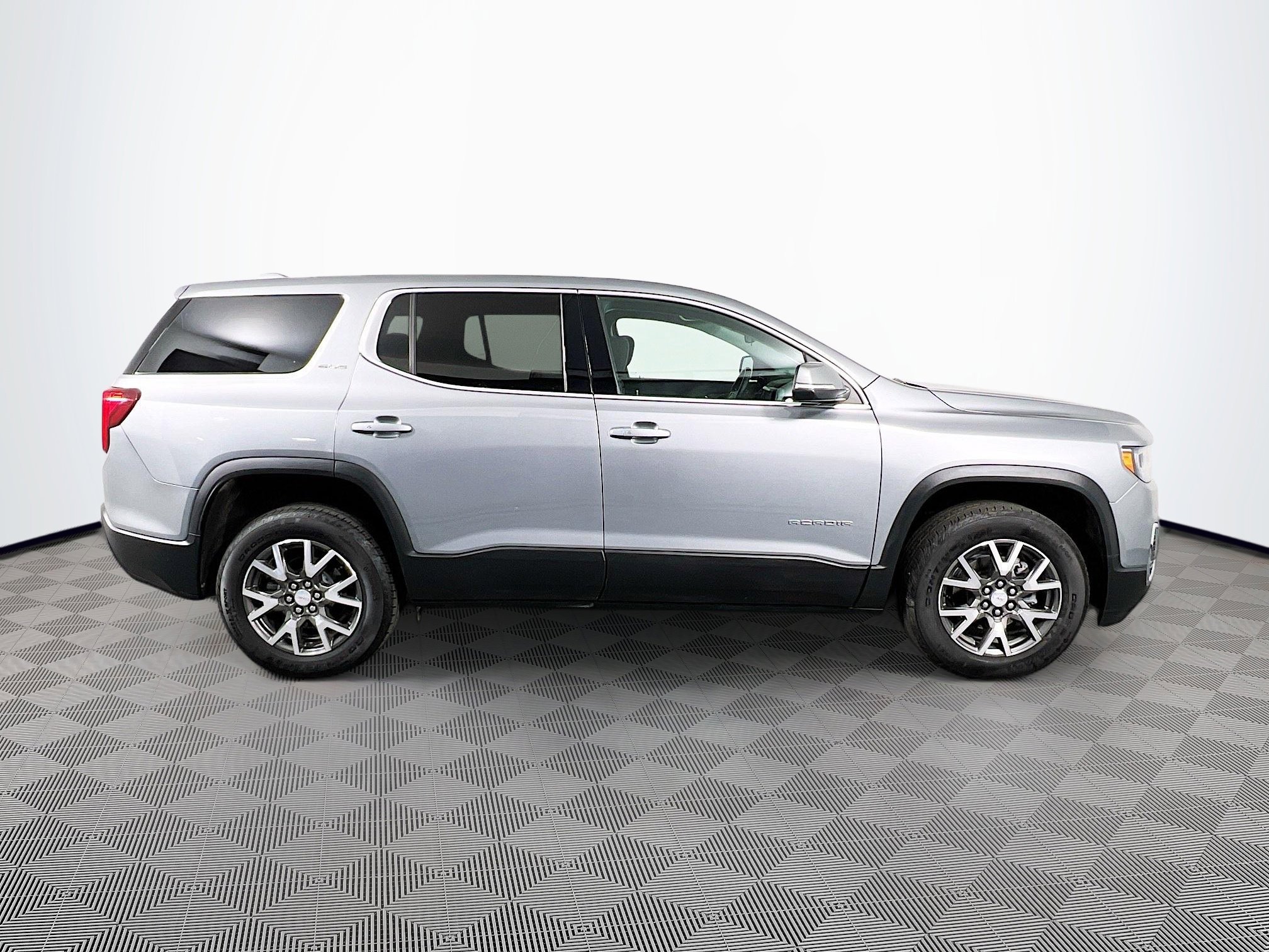 Used 2023 GMC Acadia SLE w/ LPO, Floor Liner Package image 32