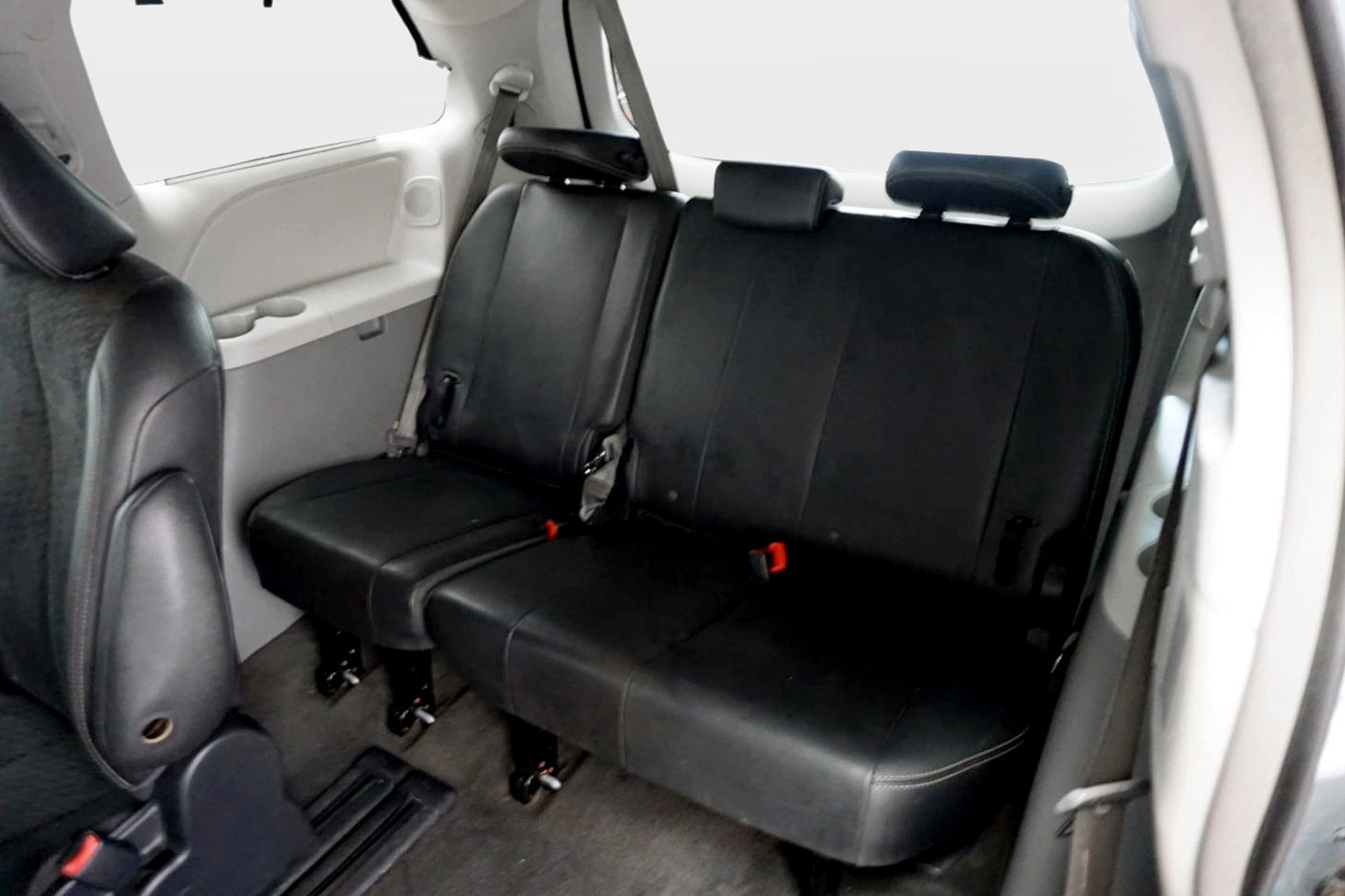 Used 2014 Toyota Sienna SE FWD image 15