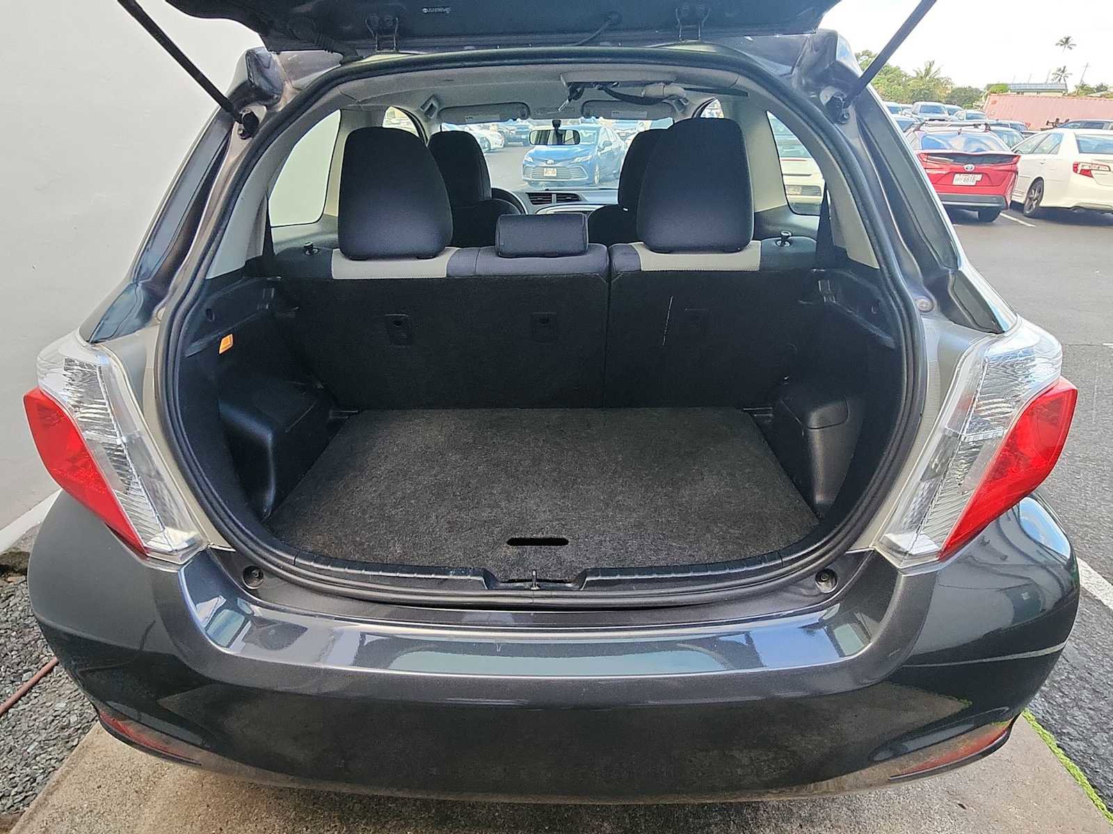 Used 2013 Toyota Yaris L image 23