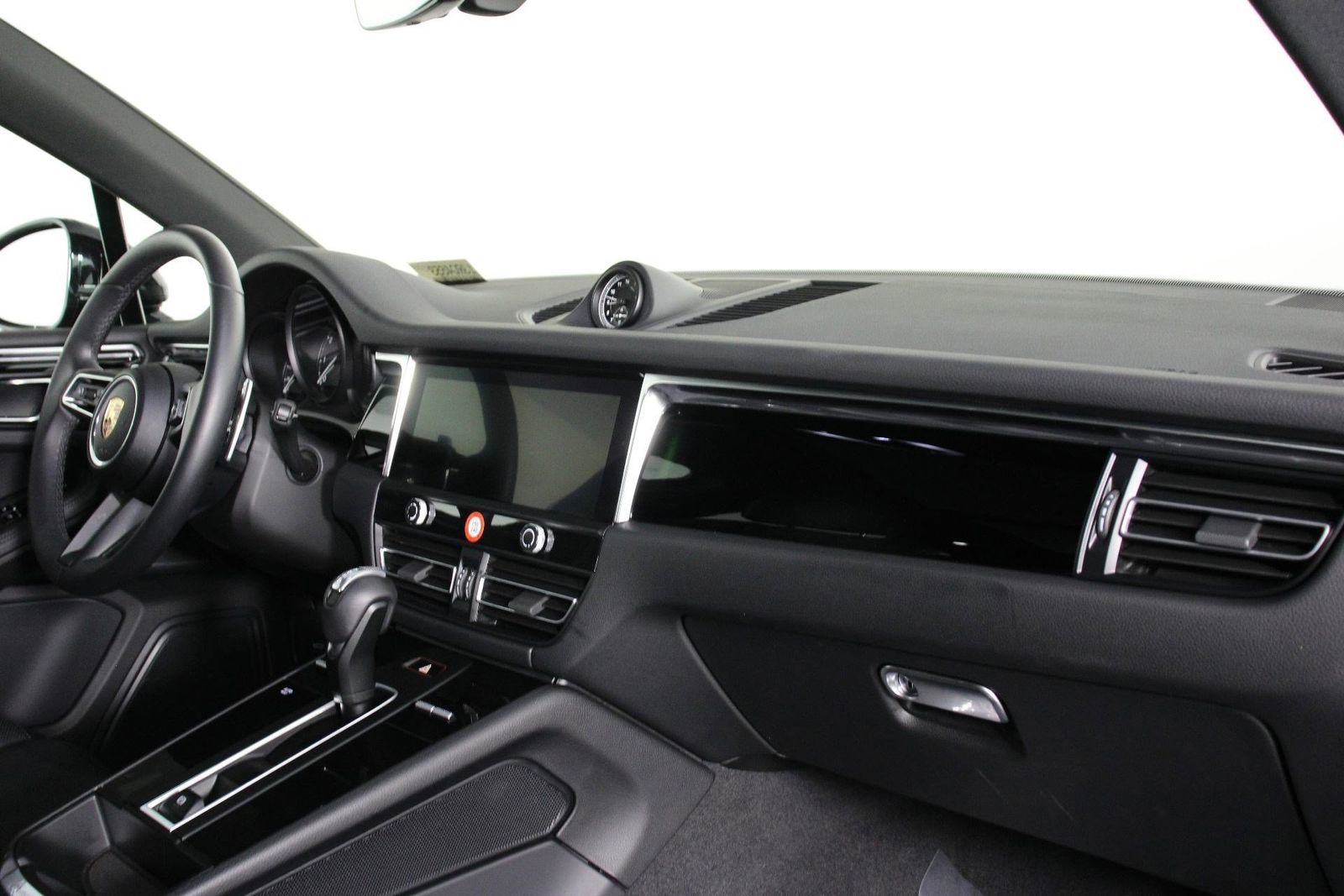 Certified 2025 Porsche Macan image 24