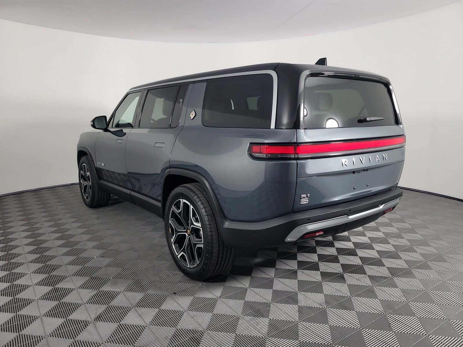 Used 2024 Rivian R1S Adventure AWD/4WD image 3