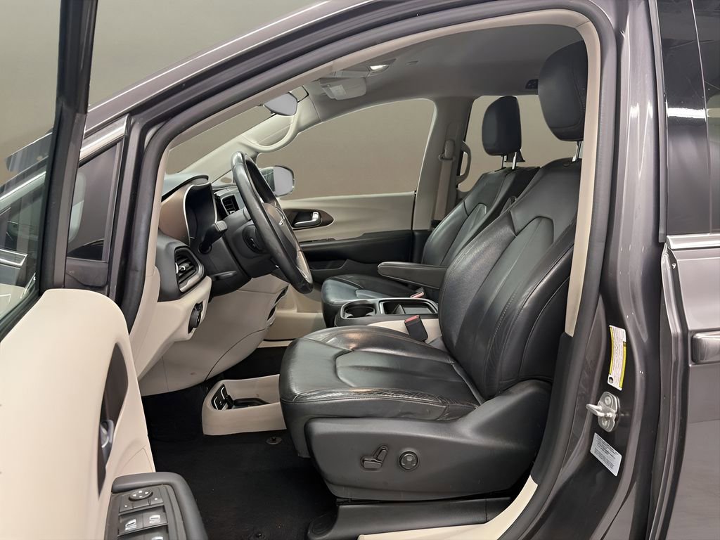 Used 2017 Chrysler Pacifica Touring-L w/ Tire & Wheel Group FWD image 8