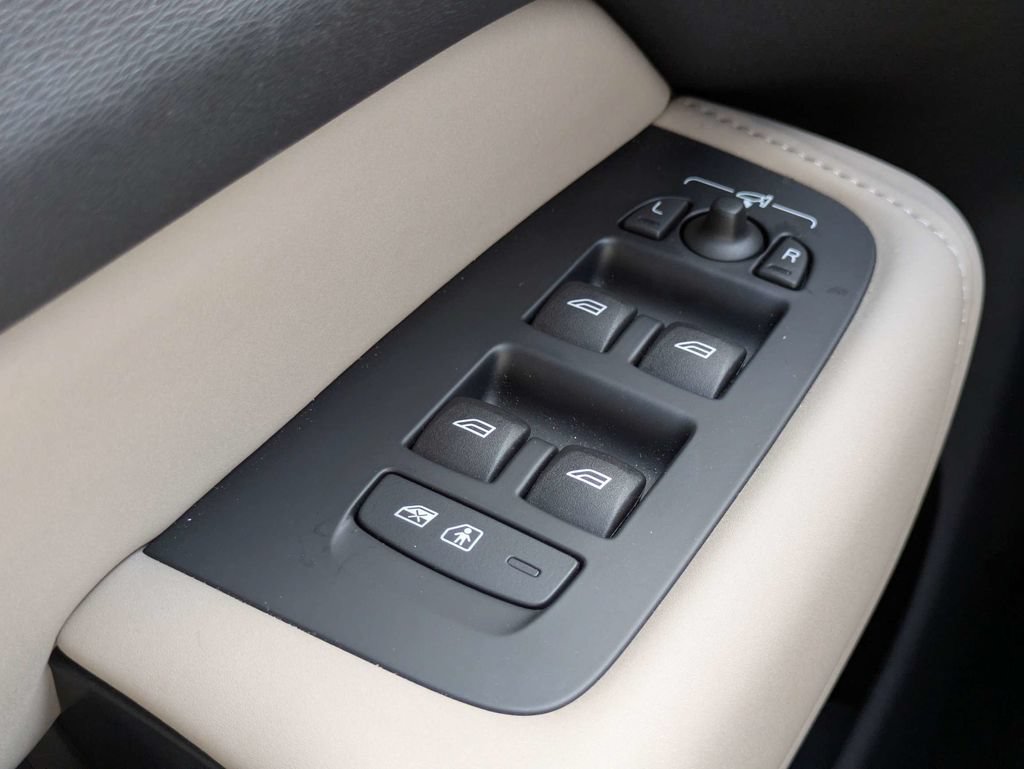Certified 2026 Volvo XC60 B5 Core AWD/4WD image 25