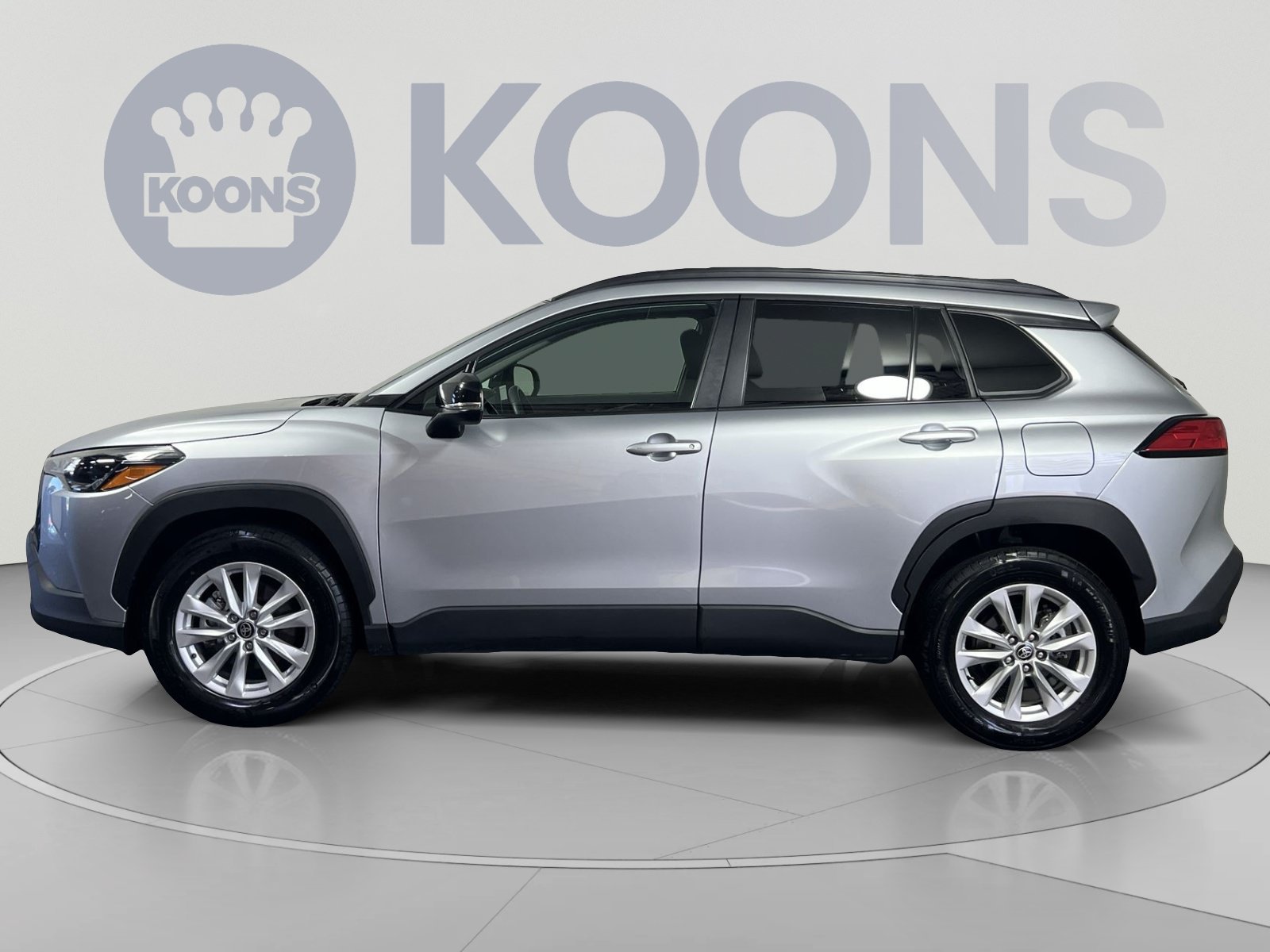 Used 2025 Toyota Corolla Cross LE FWD image 2
