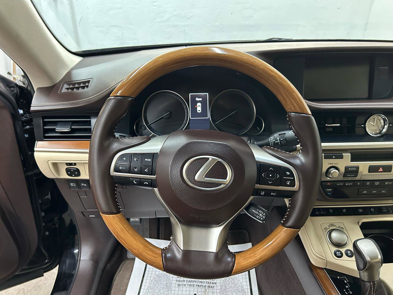 Used 2017 Lexus ES 300h w/ Luxury Package image 33