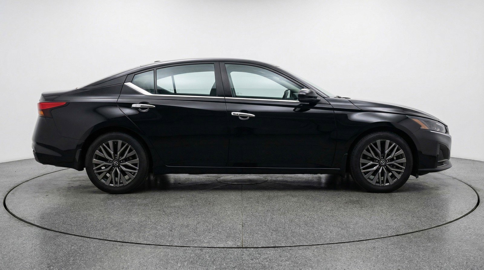 Used 2025 Nissan Altima 2.5 SV FWD image 11