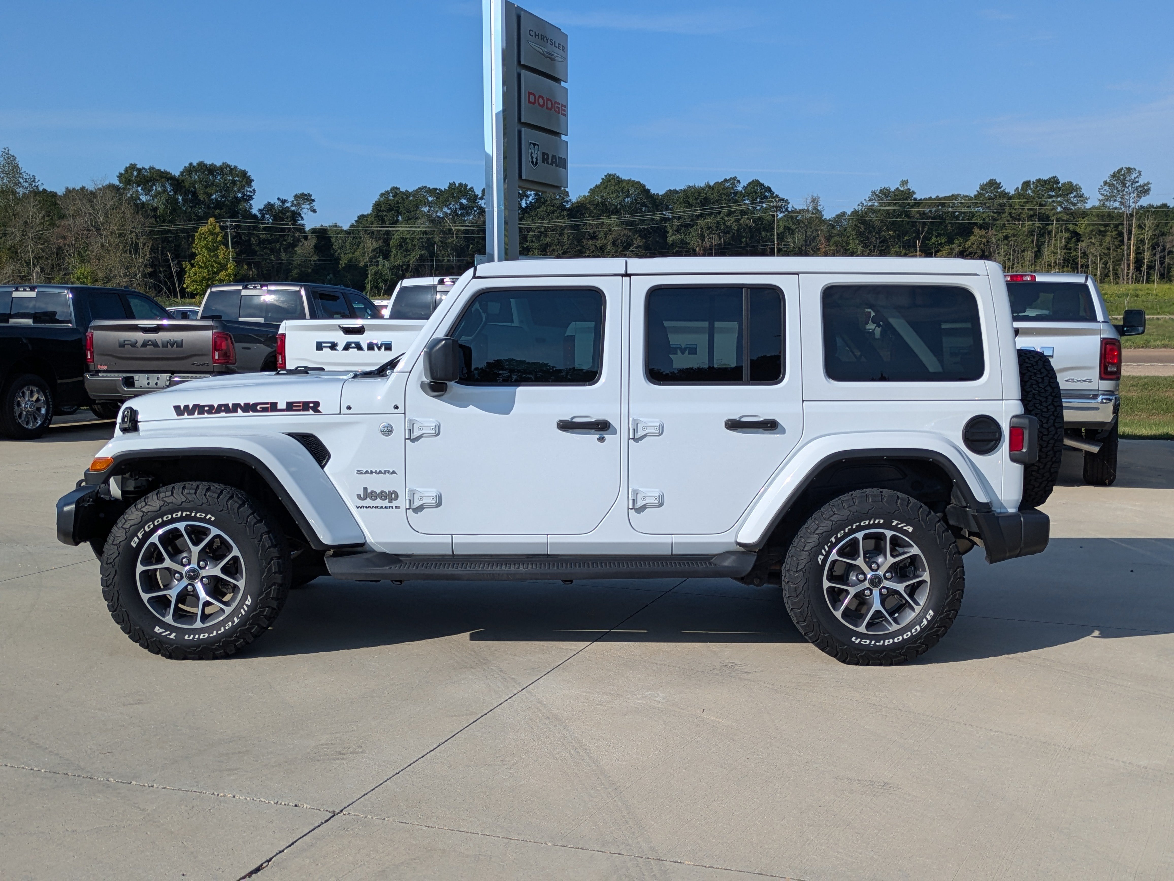 Used 2023 Jeep Wrangler Unlimited Sahara AWD/4WD image 2