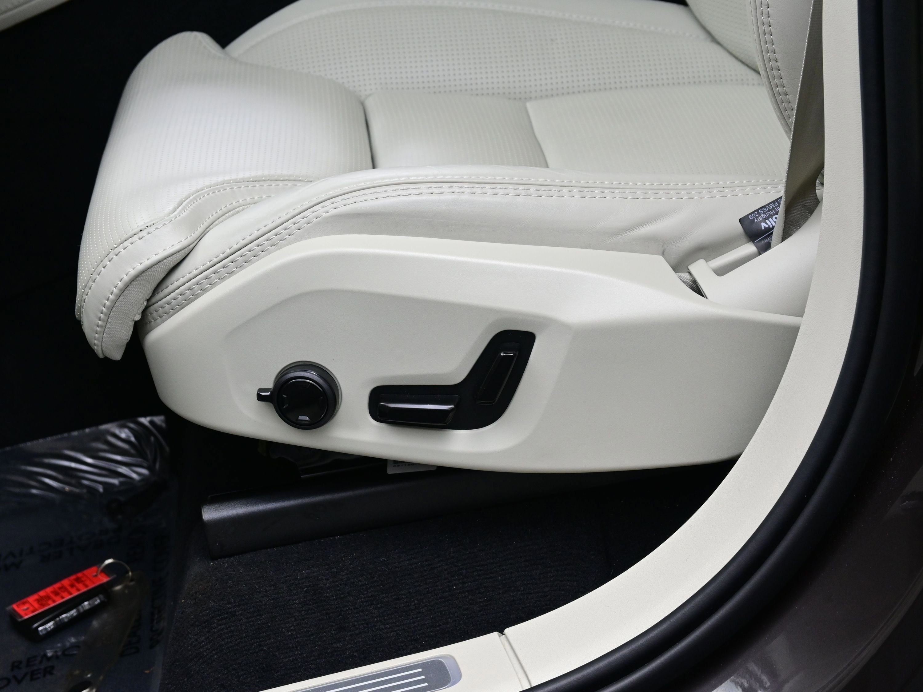 Used 2025 Volvo XC90 B6 Ultra w/ Protection Package image 12