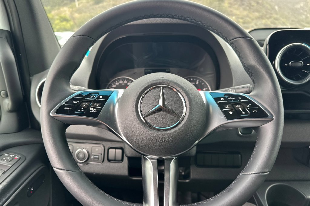 Used 2025 Mercedes-Benz Sprinter 2500 image 25