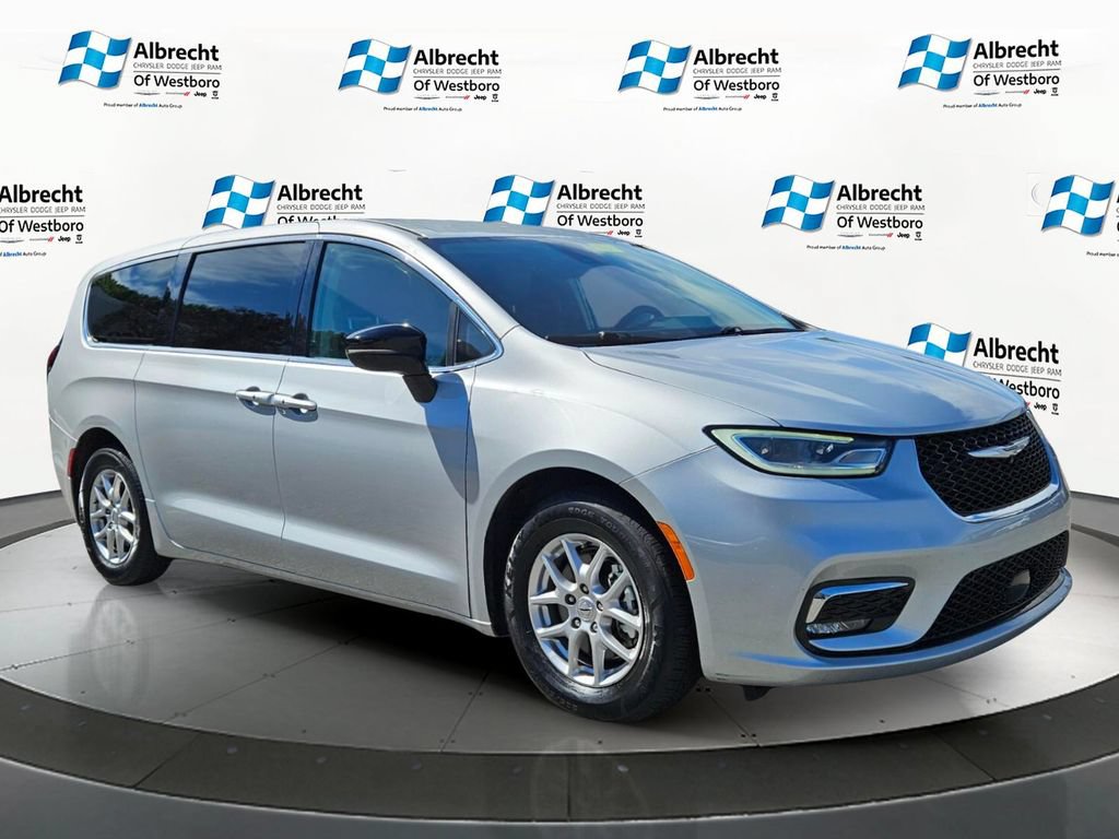 Used 2024 Chrysler Pacifica Touring-L FWD image 7