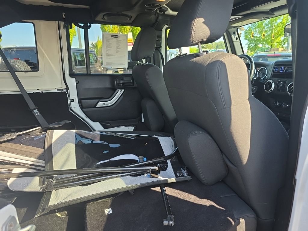 Used 2012 Jeep Wrangler Unlimited Rubicon AWD/4WD image 11