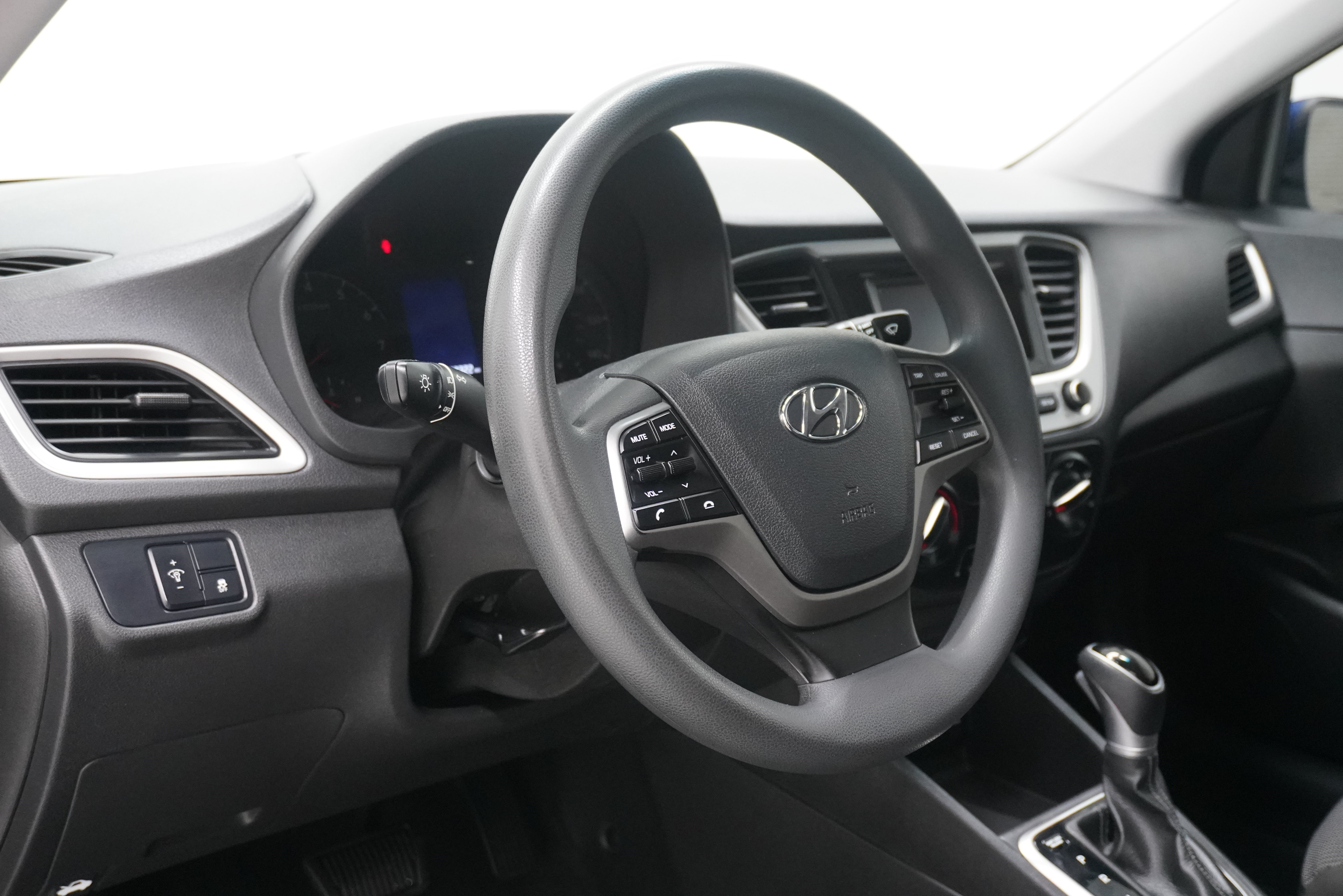 Used 2022 Hyundai Accent SE w/ Cargo Package FWD image 8