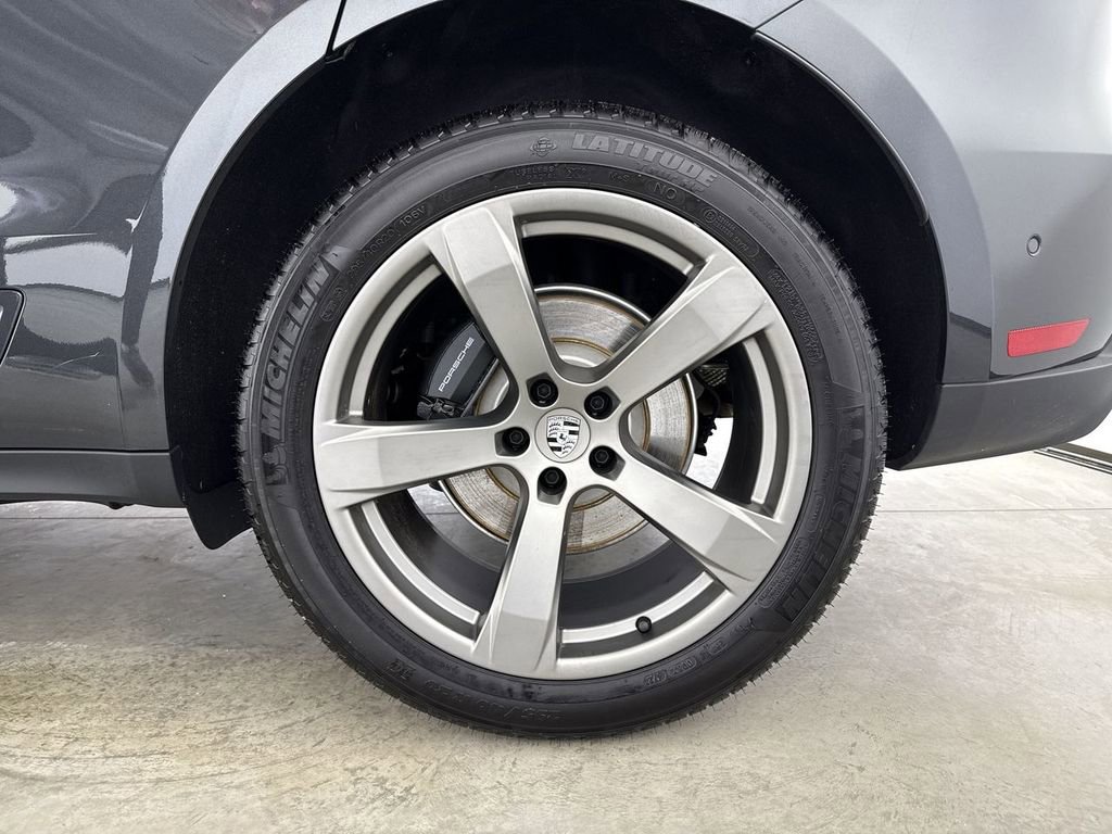 Certified 2025 Porsche Macan image 14
