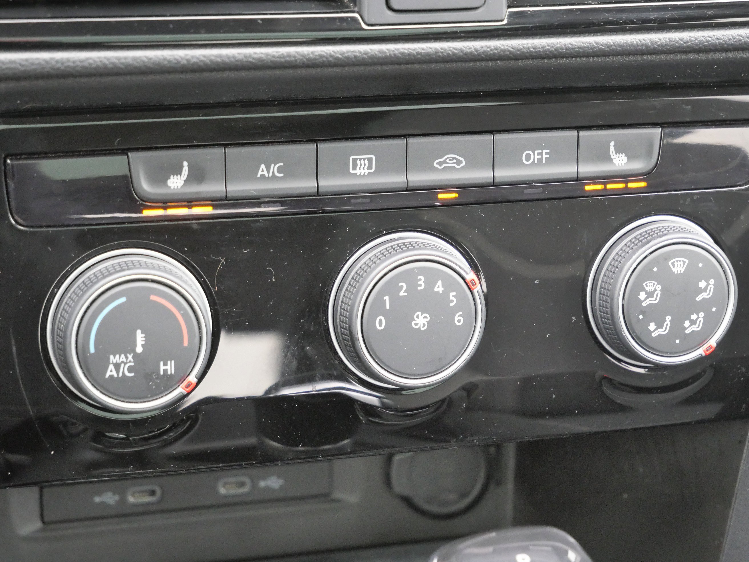 Certified 2023 Volkswagen Taos SE w/ Panoramic Sunroof Package image 24