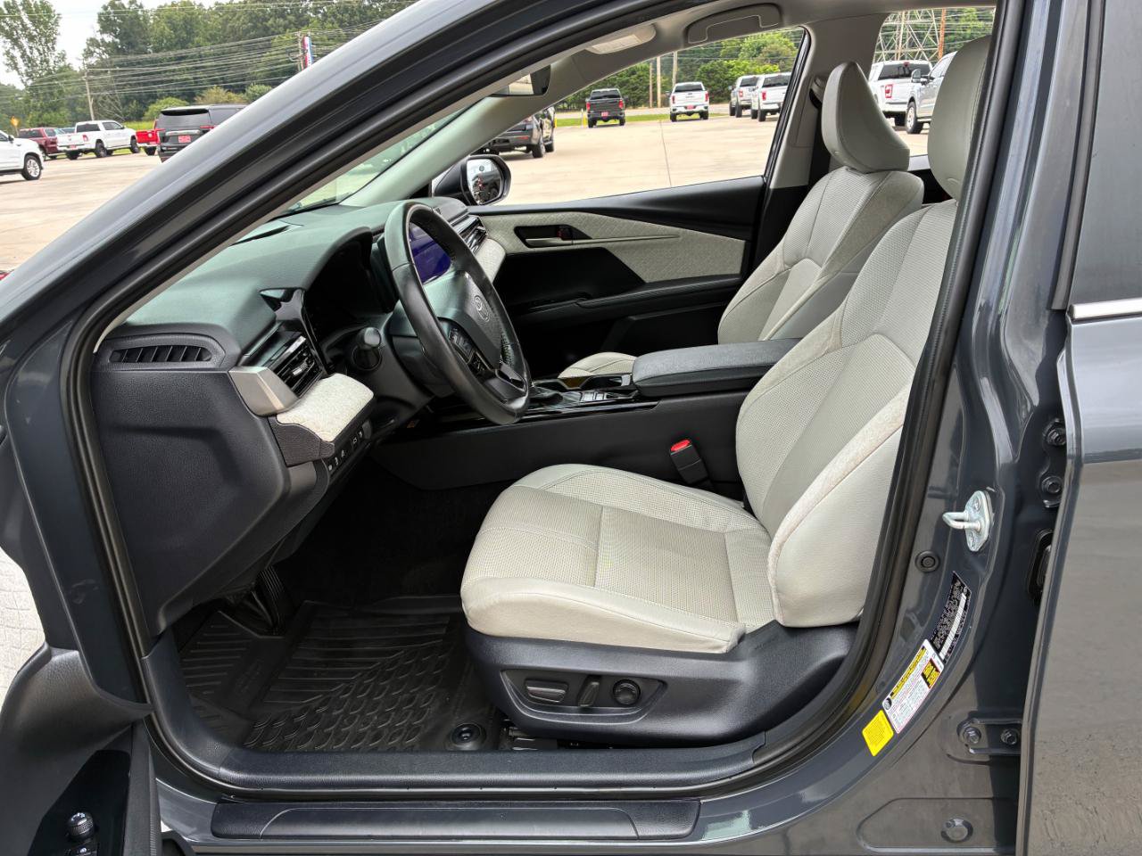 Used 2025 Toyota Camry XLE FWD image 11