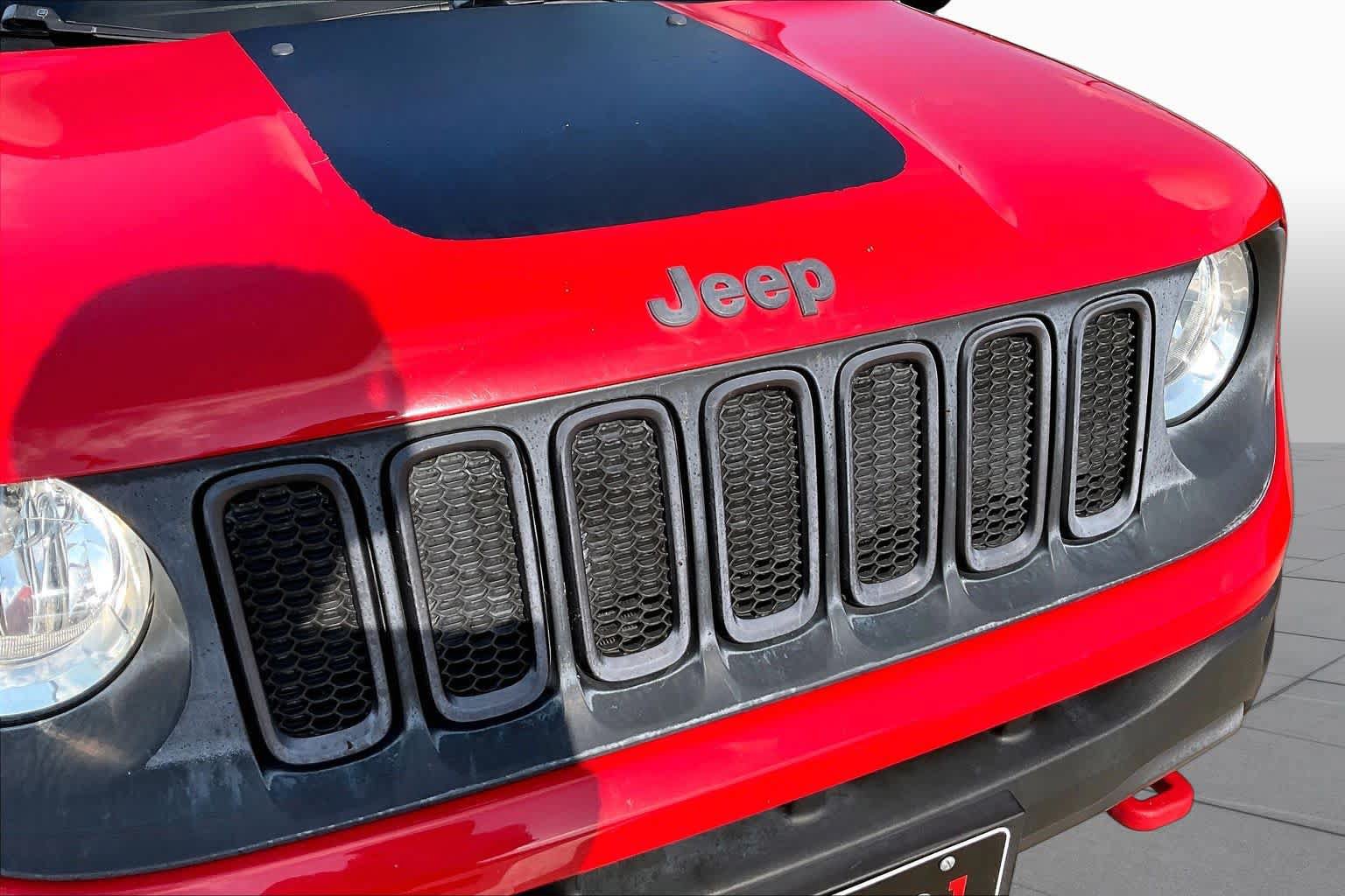 Used 2016 Jeep Renegade Trailhawk w/ Premium Trailhawk Package AWD/4WD image 30