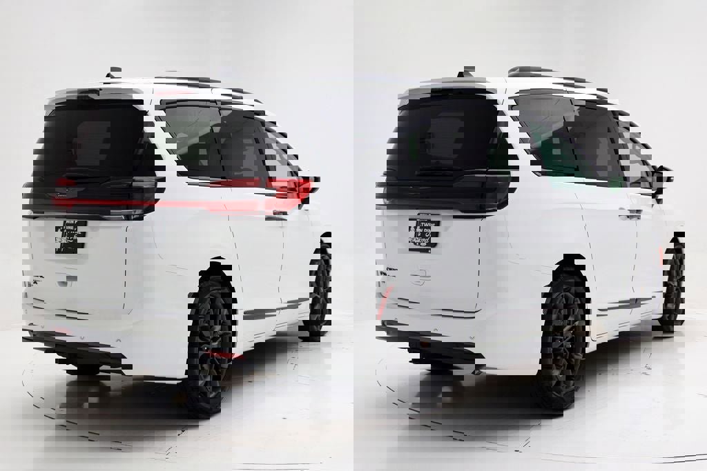 Used 2024 Chrysler Pacifica Touring-L w/ Road Tripper Package image 9