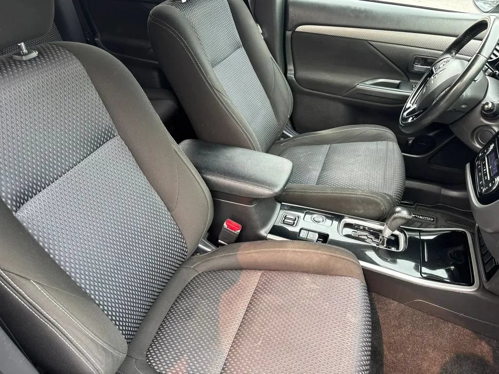 Used 2018 Mitsubishi Outlander SEL AWD/4WD image 17