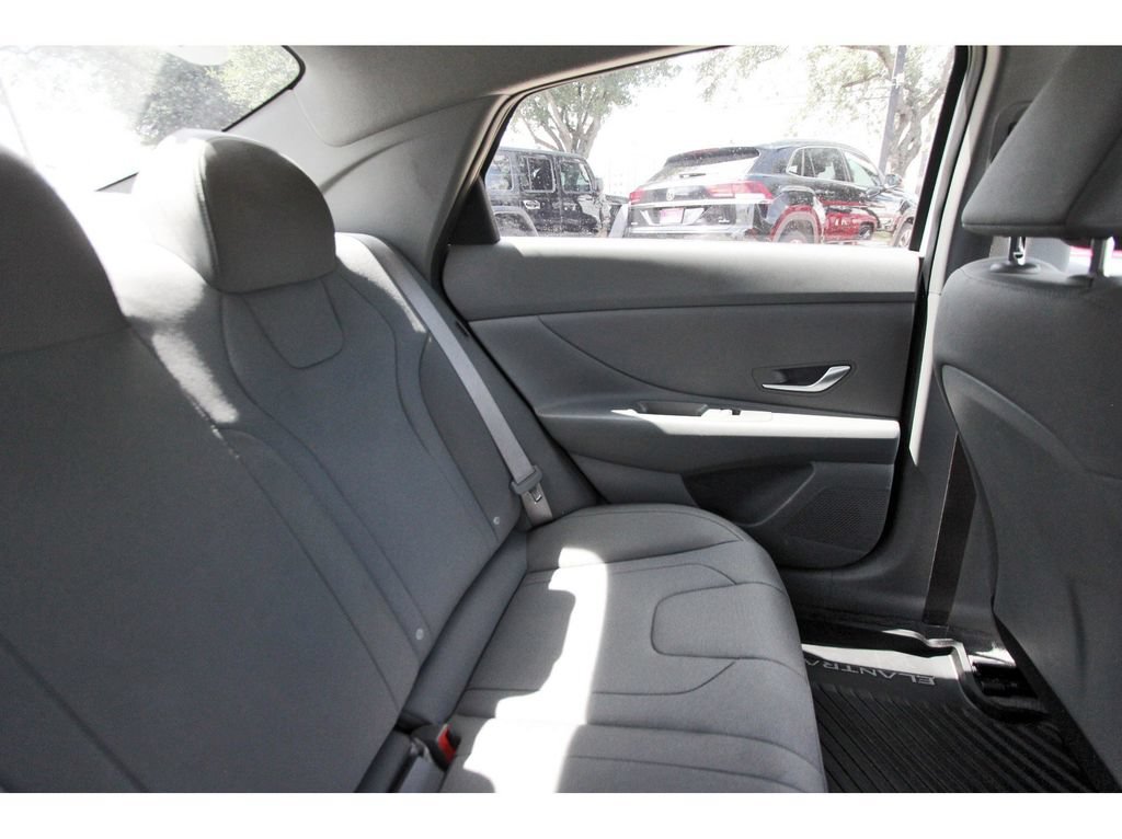 Used 2025 Hyundai Elantra SE FWD image 13