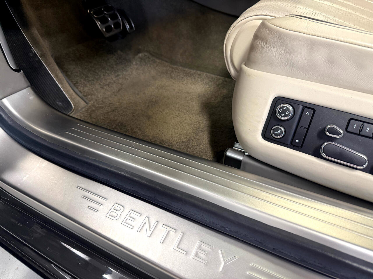 Used 2015 Bentley Flying Spur V8 image 34