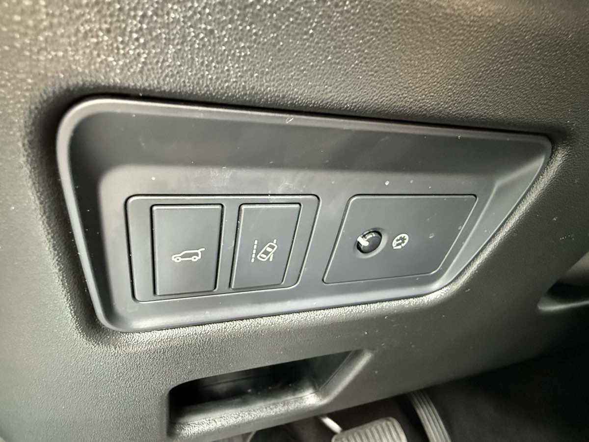 Used 2018 Land Rover Discovery HSE image 28