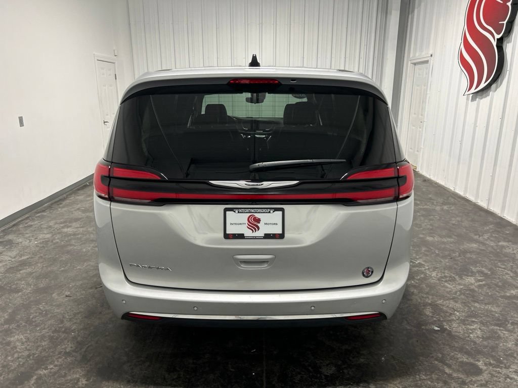 Used 2024 Chrysler Pacifica Touring-L FWD image 3