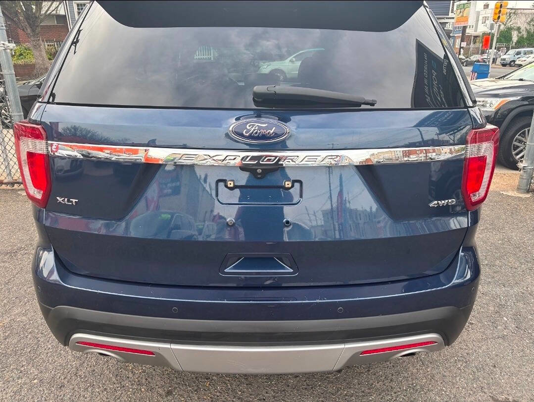 Used 2016 Ford Explorer XLT w/ Equipment Group 202A AWD/4WD image 3