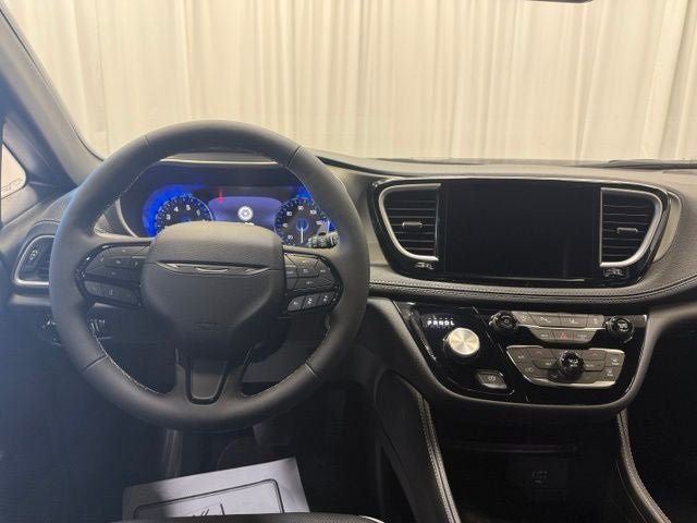 New 2027 Chrysler Pacifica Limited AWD/4WD image 4