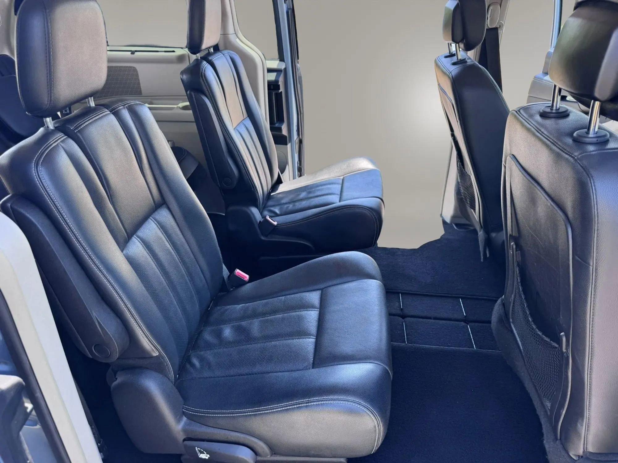 Used 2013 Chrysler Town & Country Touring-L w/ Driver Convenience Group FWD image 13