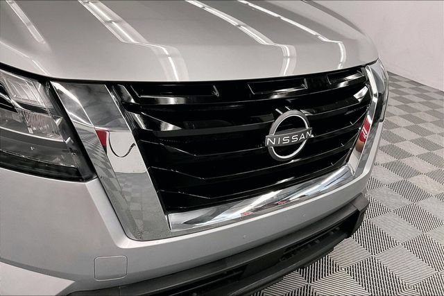 Used 2025 Nissan Pathfinder SV FWD image 33