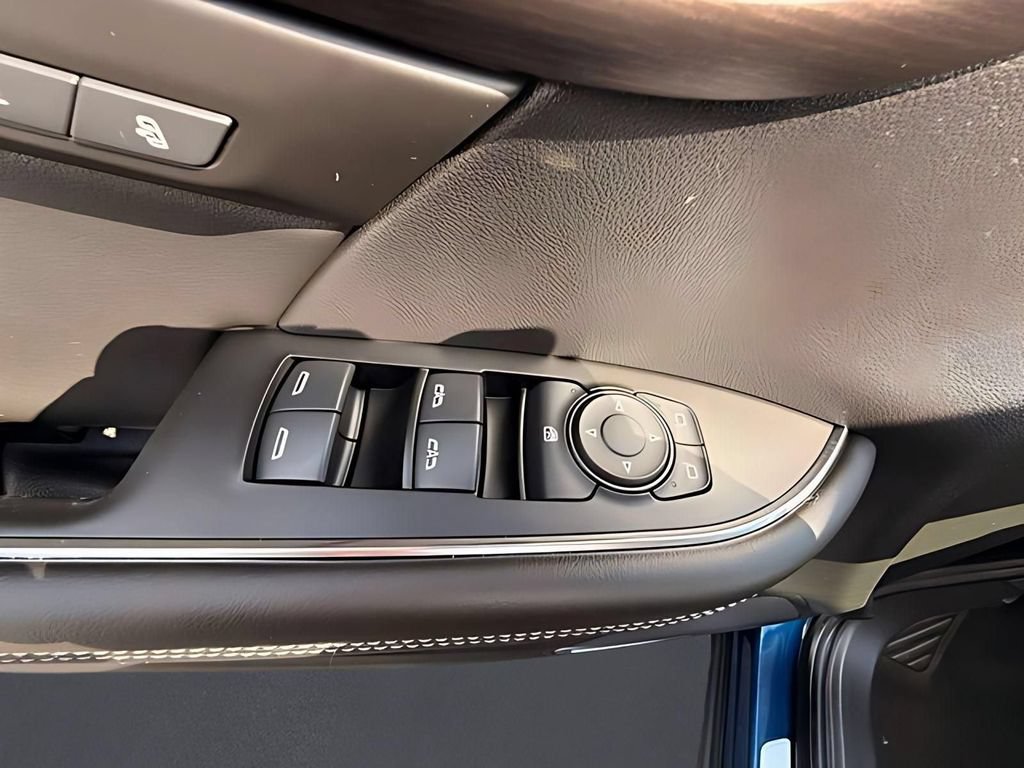 Used 2023 Buick Envision Avenir AWD/4WD image 11