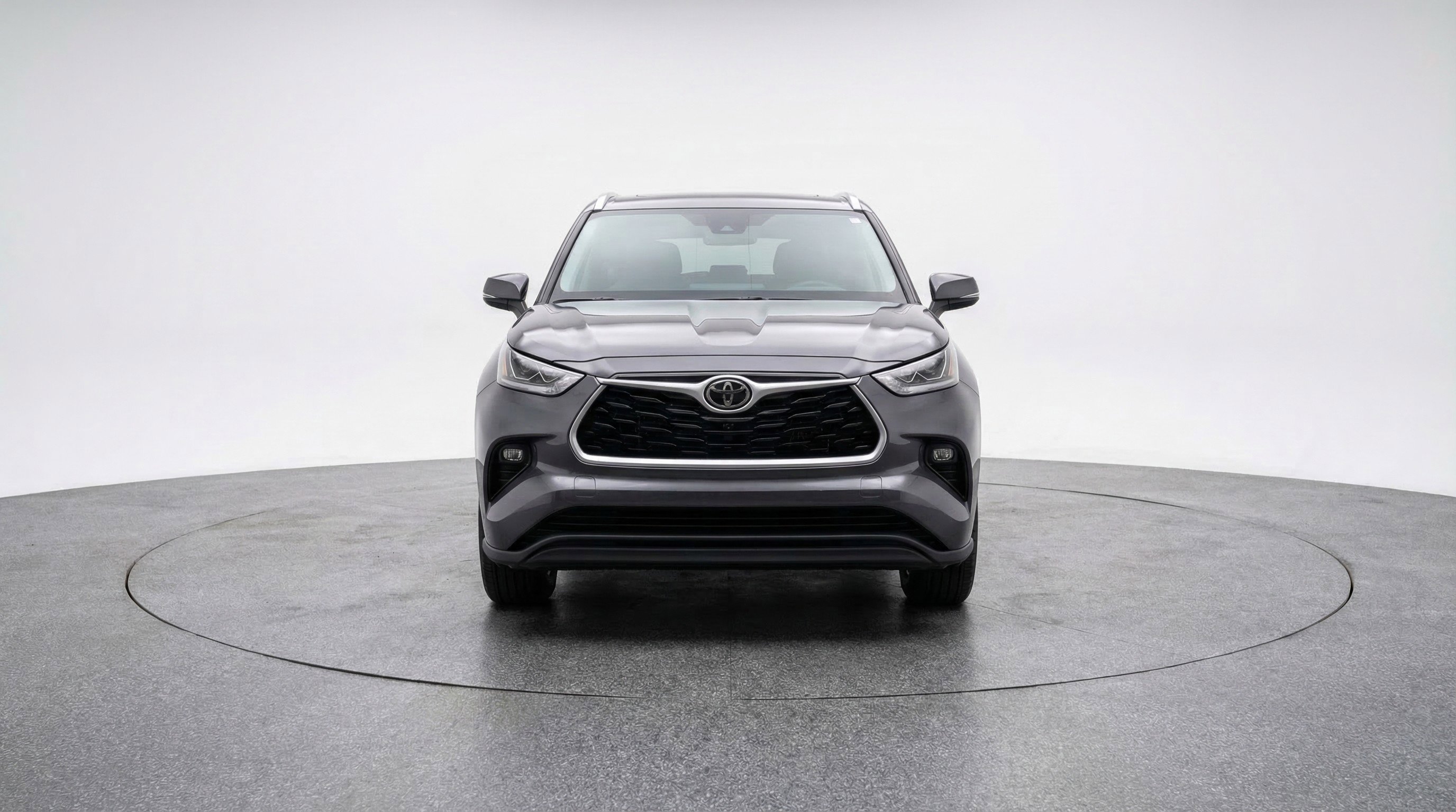 Used 2025 Toyota Highlander LE FWD image 2