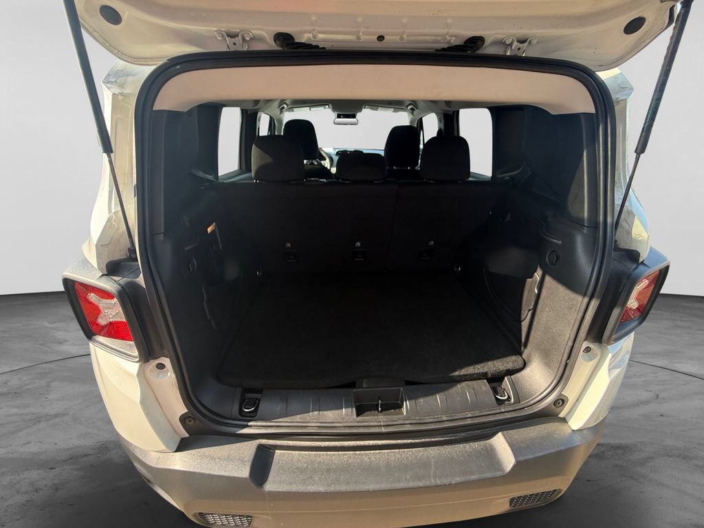Used 2023 Jeep Renegade Latitude AWD/4WD image 40