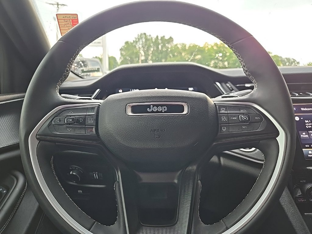 Used 2023 Jeep Grand Cherokee Altitude AWD/4WD image 38