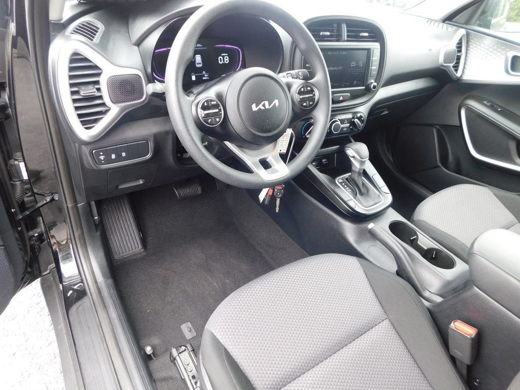 Used 2025 Kia Soul LX w/ LX Technology Package FWD image 13