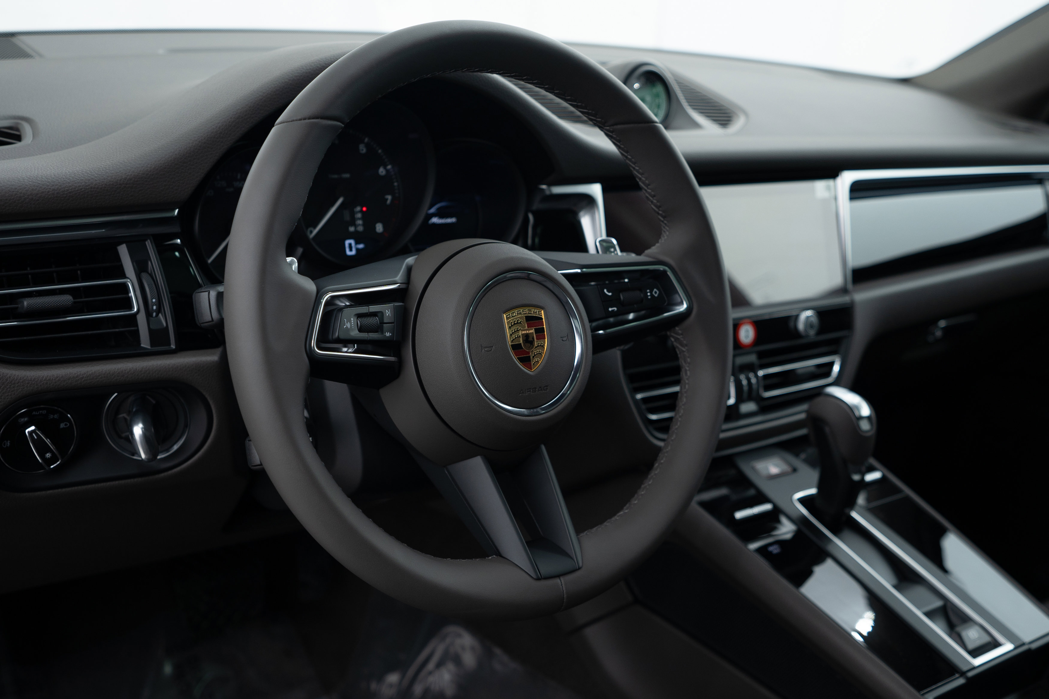 Certified 2025 Porsche Macan image 13
