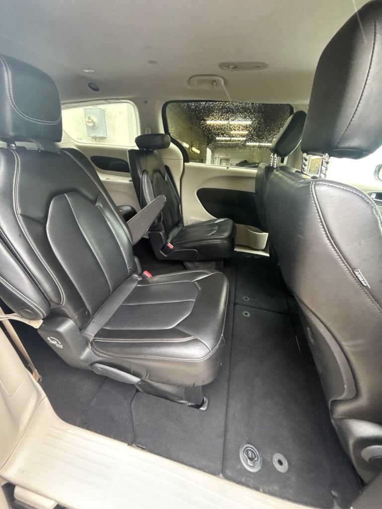 Used 2023 Chrysler Pacifica Touring-L FWD image 21
