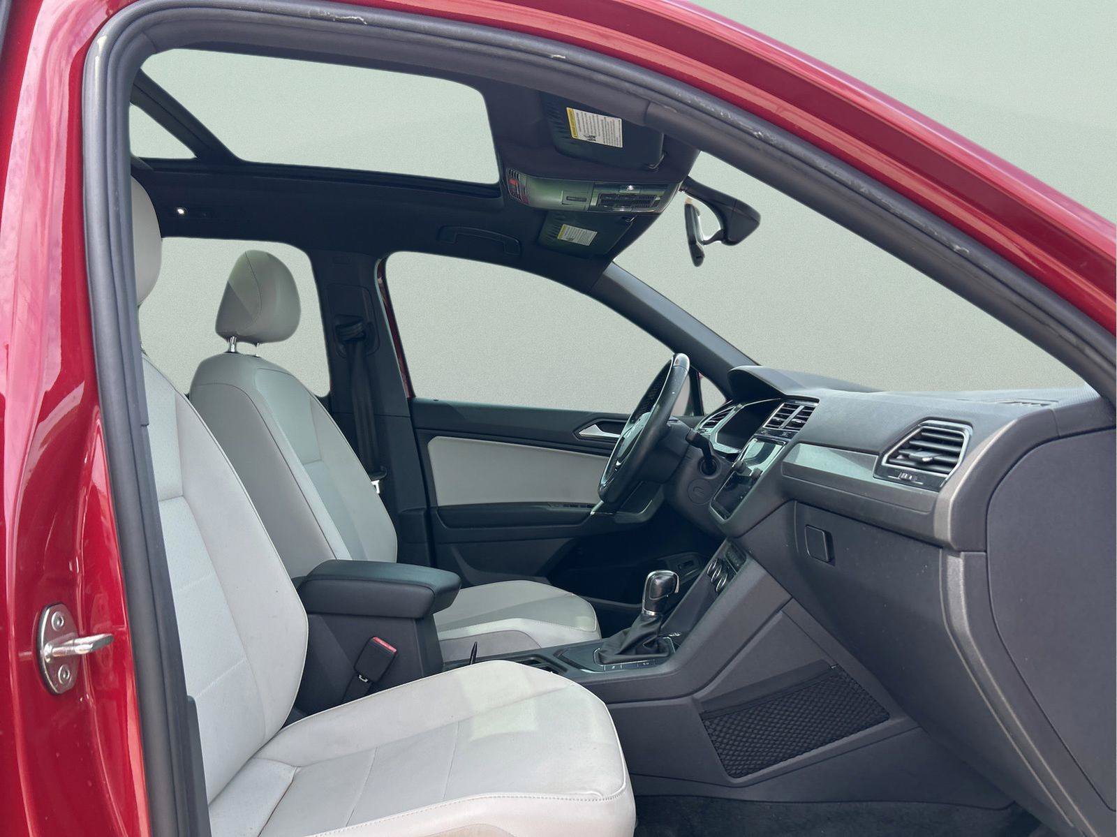 Used 2019 Volkswagen Tiguan SEL R-Line FWD image 12