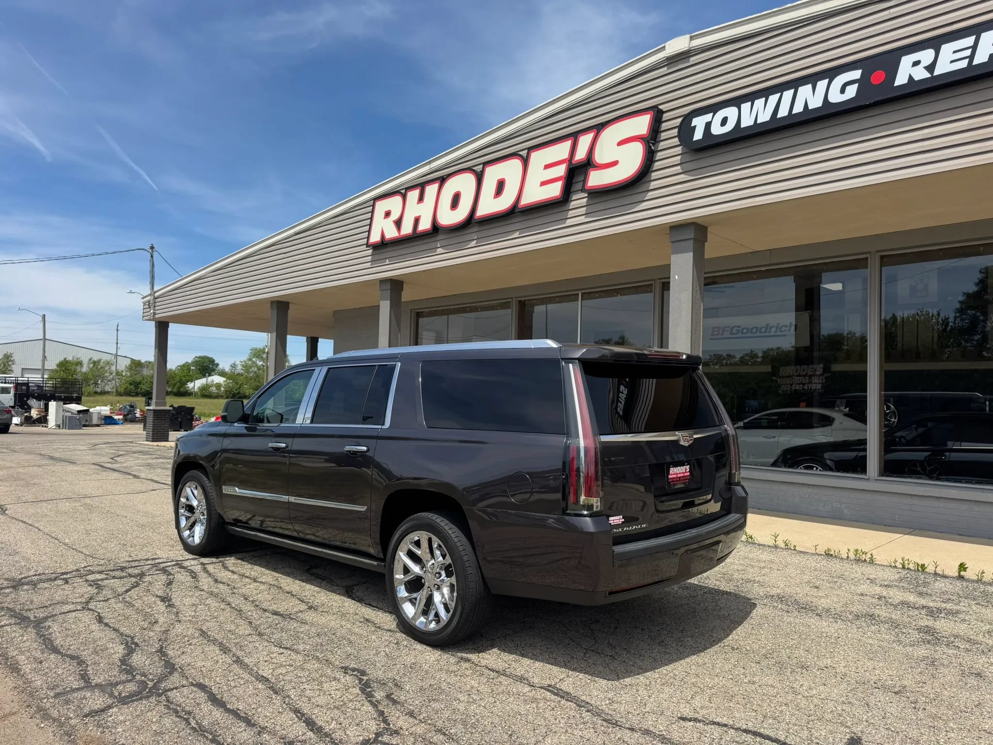 Used 2016 Cadillac Escalade ESV Platinum AWD/4WD image 3