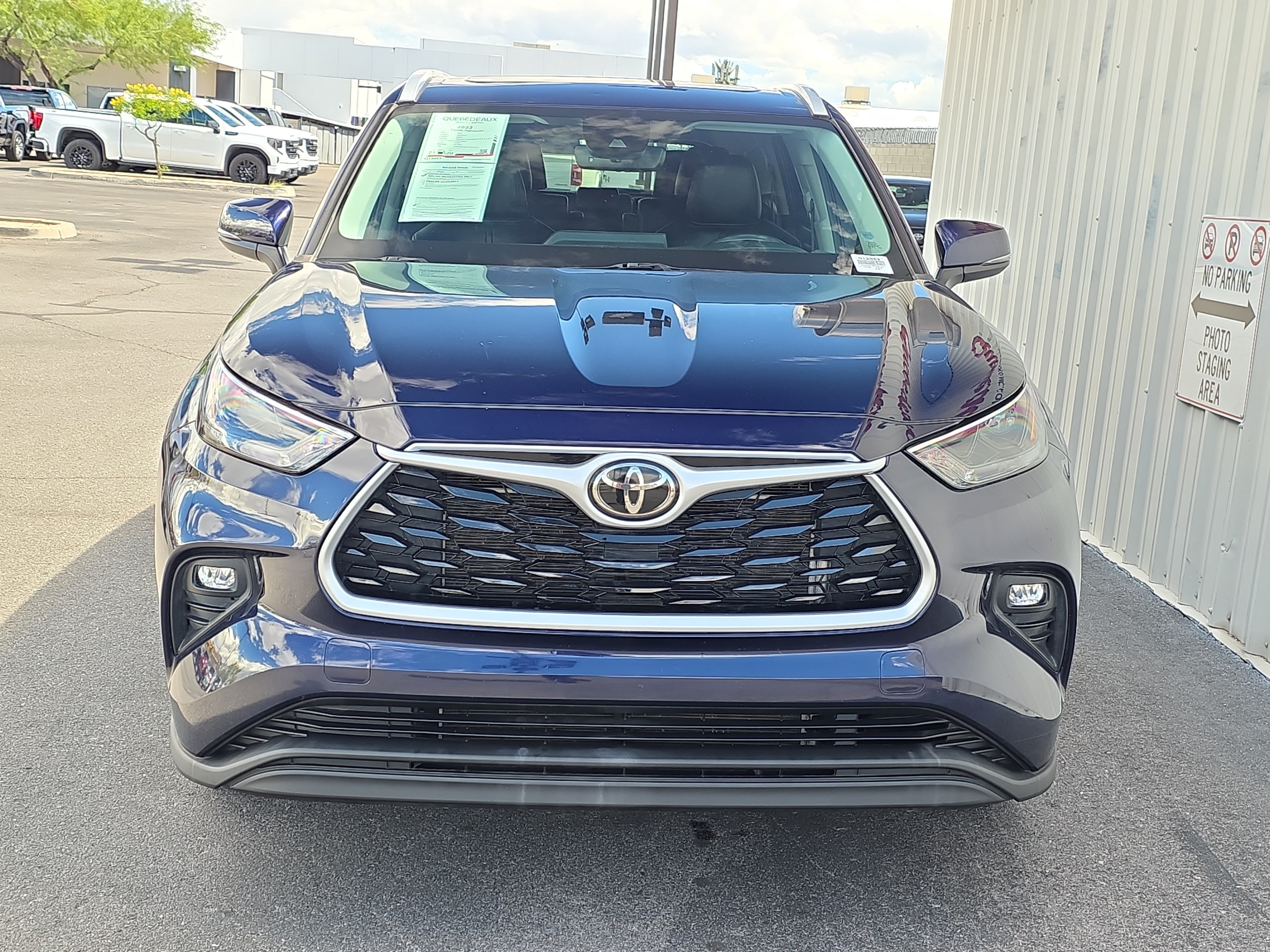 Used 2022 Toyota Highlander XLE FWD image 2
