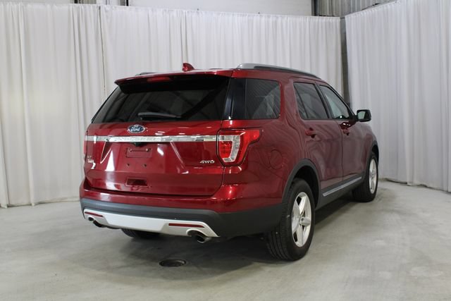 Used 2017 Ford Explorer XLT w/ Equipment Group 202A AWD/4WD image 26