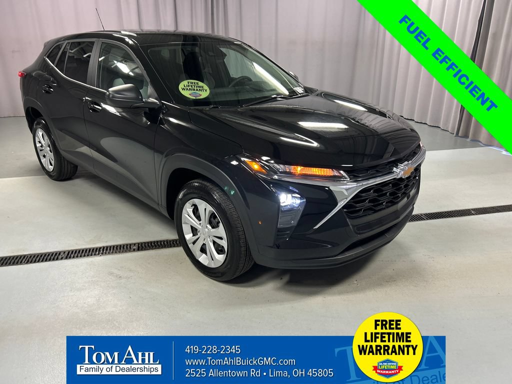 Used 2025 Chevrolet Trax LS FWD image 1