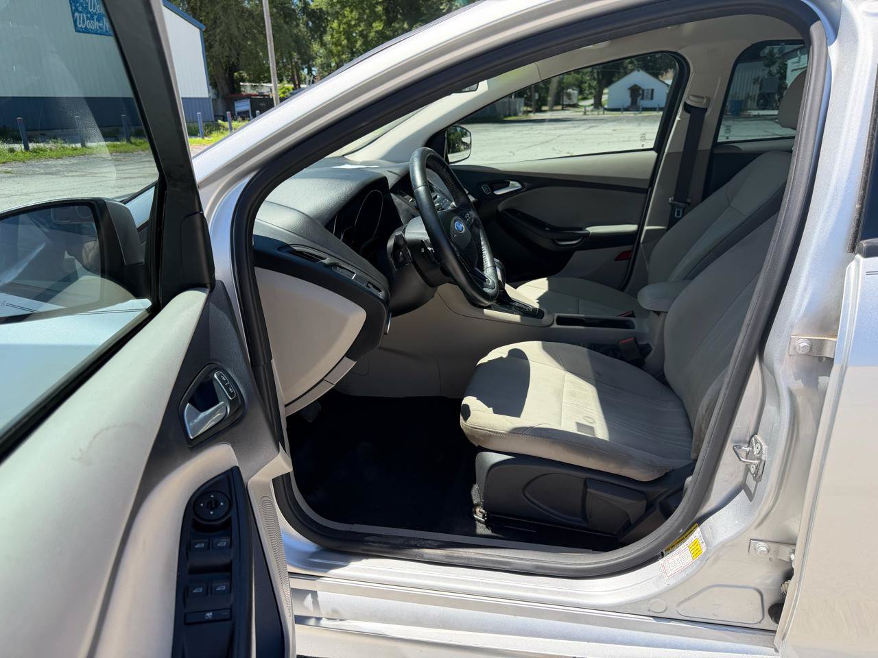 Used 2015 Ford Focus SE w/ SE Sport Package FWD image 5