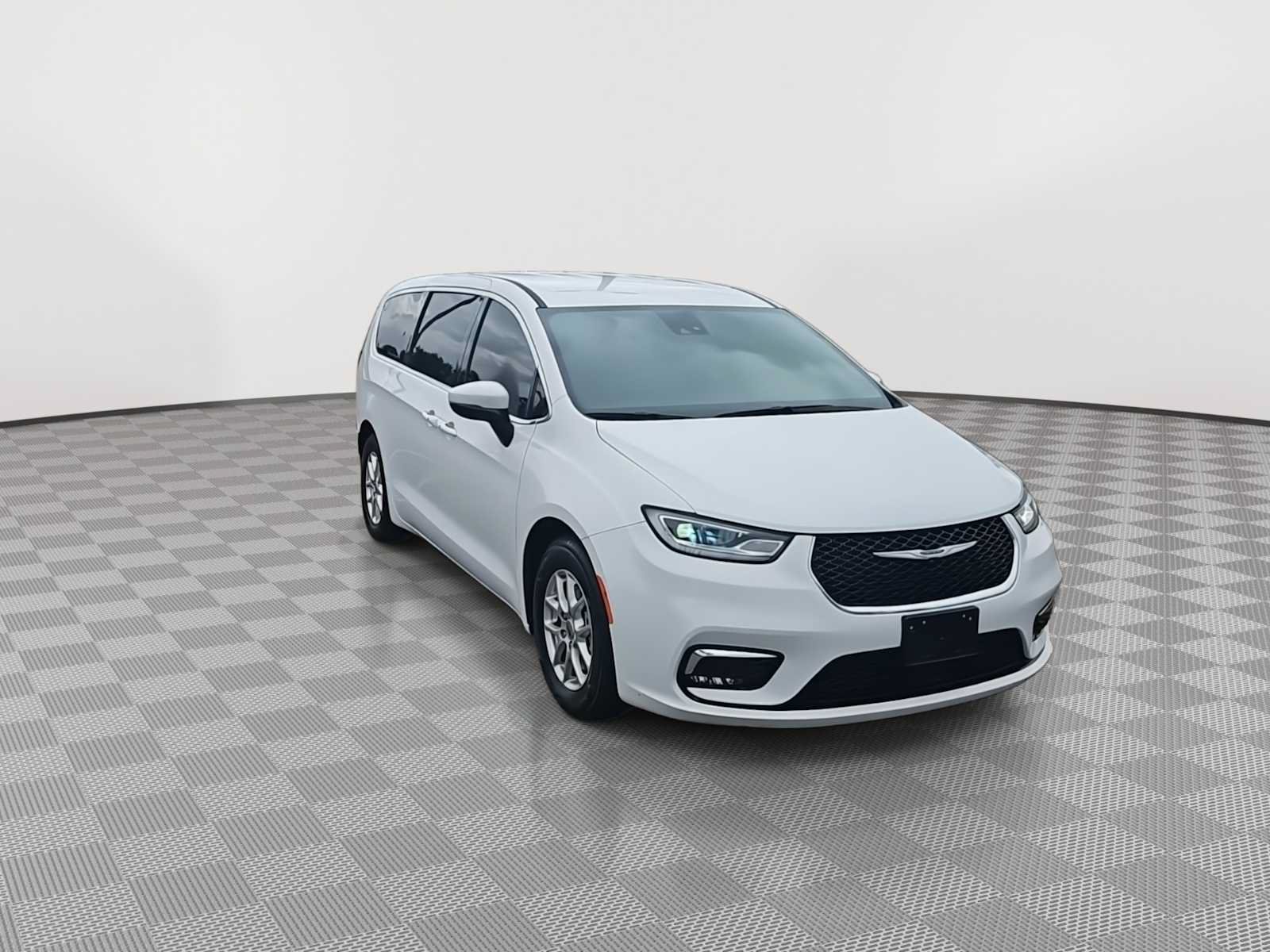 Used 2023 Chrysler Pacifica Touring-L FWD image 2