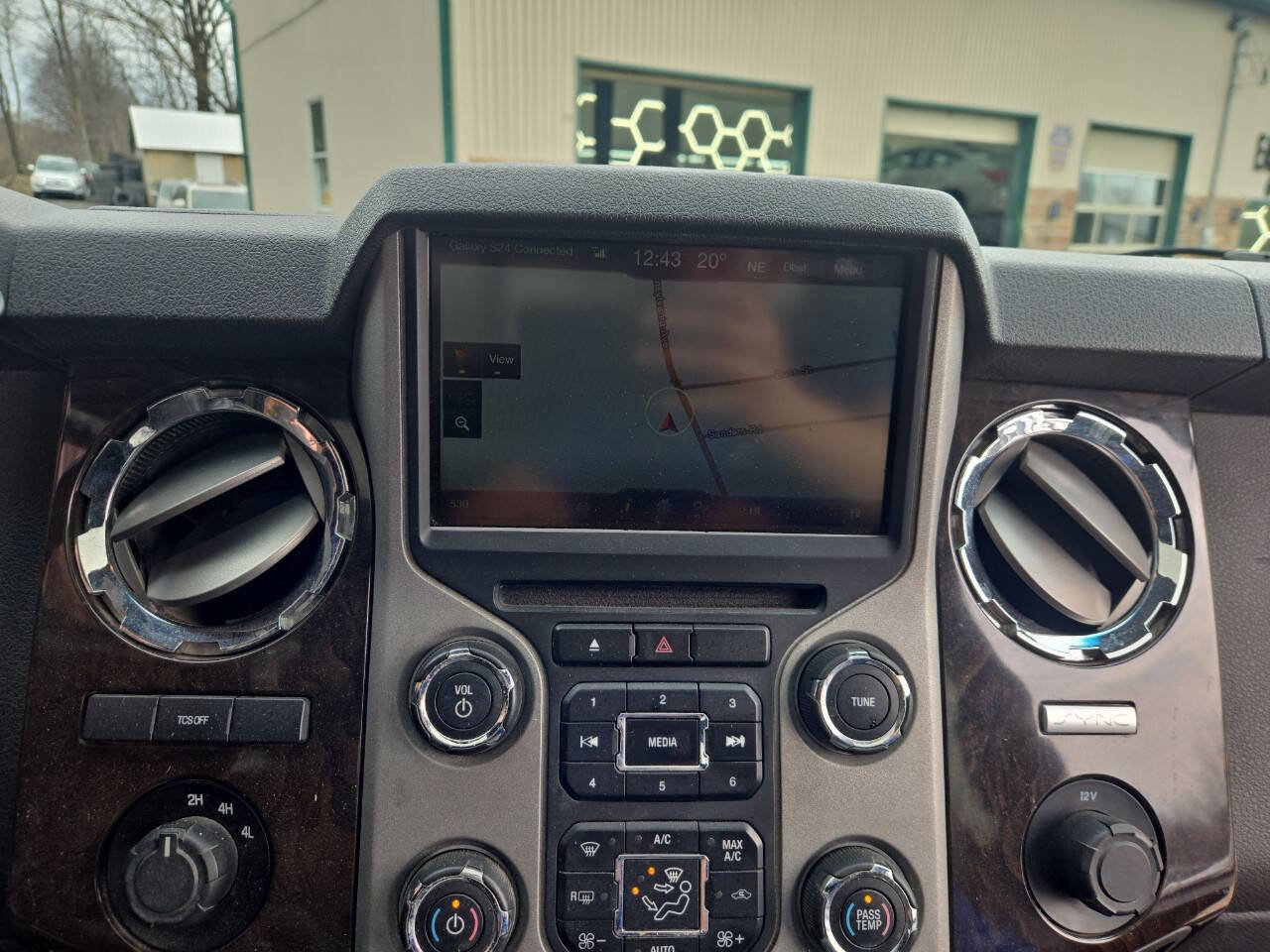 Used 2015 Ford F450 Platinum w/ Platinum Package AWD/4WD image 27