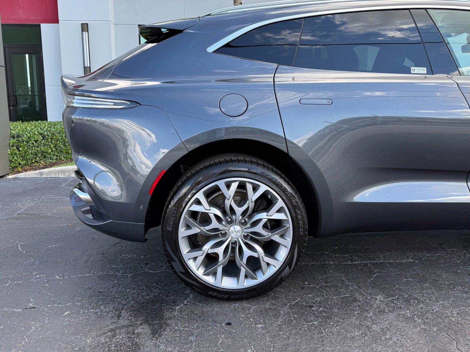 Used 2022 Aston Martin DBX image 4