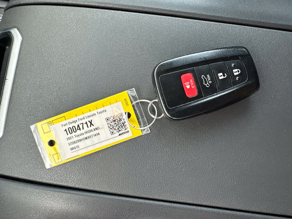 Used 2021 Toyota Highlander LE AWD/4WD image 49
