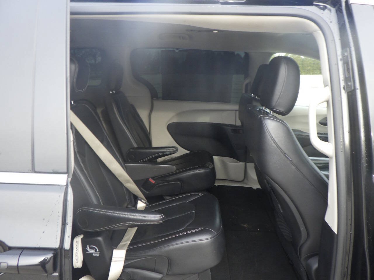 Used 2022 Chrysler Pacifica Touring-L FWD image 16